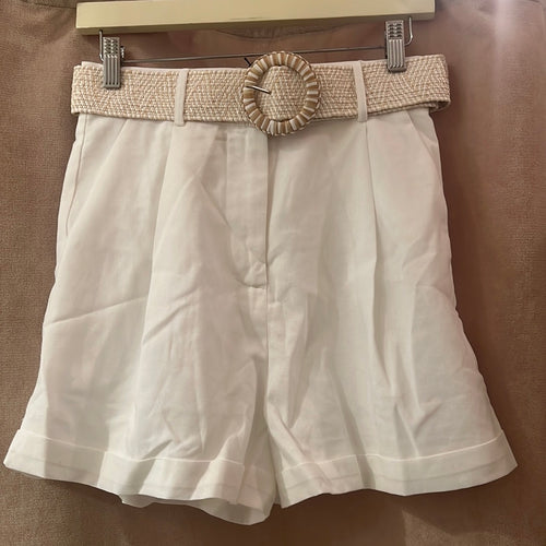Of woven shorts with raffia belt