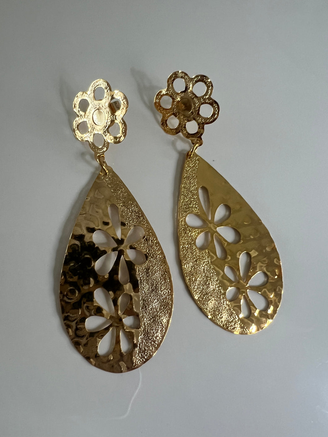 L aretes en bronce con baño en oro 18 kilates