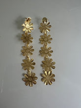 Load image into Gallery viewer, L aretes en bronce con baño en oro 18 kilates