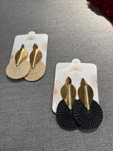 Load image into Gallery viewer, Cm wicker/gold earrings