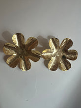 Load image into Gallery viewer, L aretes en bronce laminado con baño en oro 18 kilates