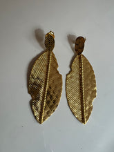 Load image into Gallery viewer, L aretes en bronce laminado con baño en oro 18 kilates