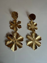 Load image into Gallery viewer, L aretes en bronce laminado con baño en oro 18 kilates