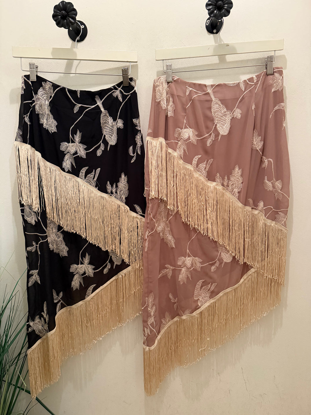 N Asymetrical fringe skirt