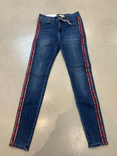 Load image into Gallery viewer, Q2 red trim skinny jeans