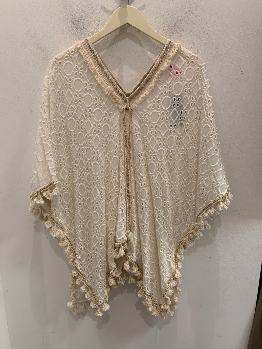 Short kaftan with eyelet fabric  and tassels