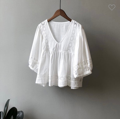 White balloons sleeve with lace trim